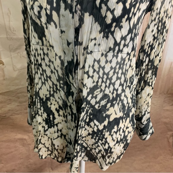 VINCE Basket Weave Button Up Top - Picture 4 of 12